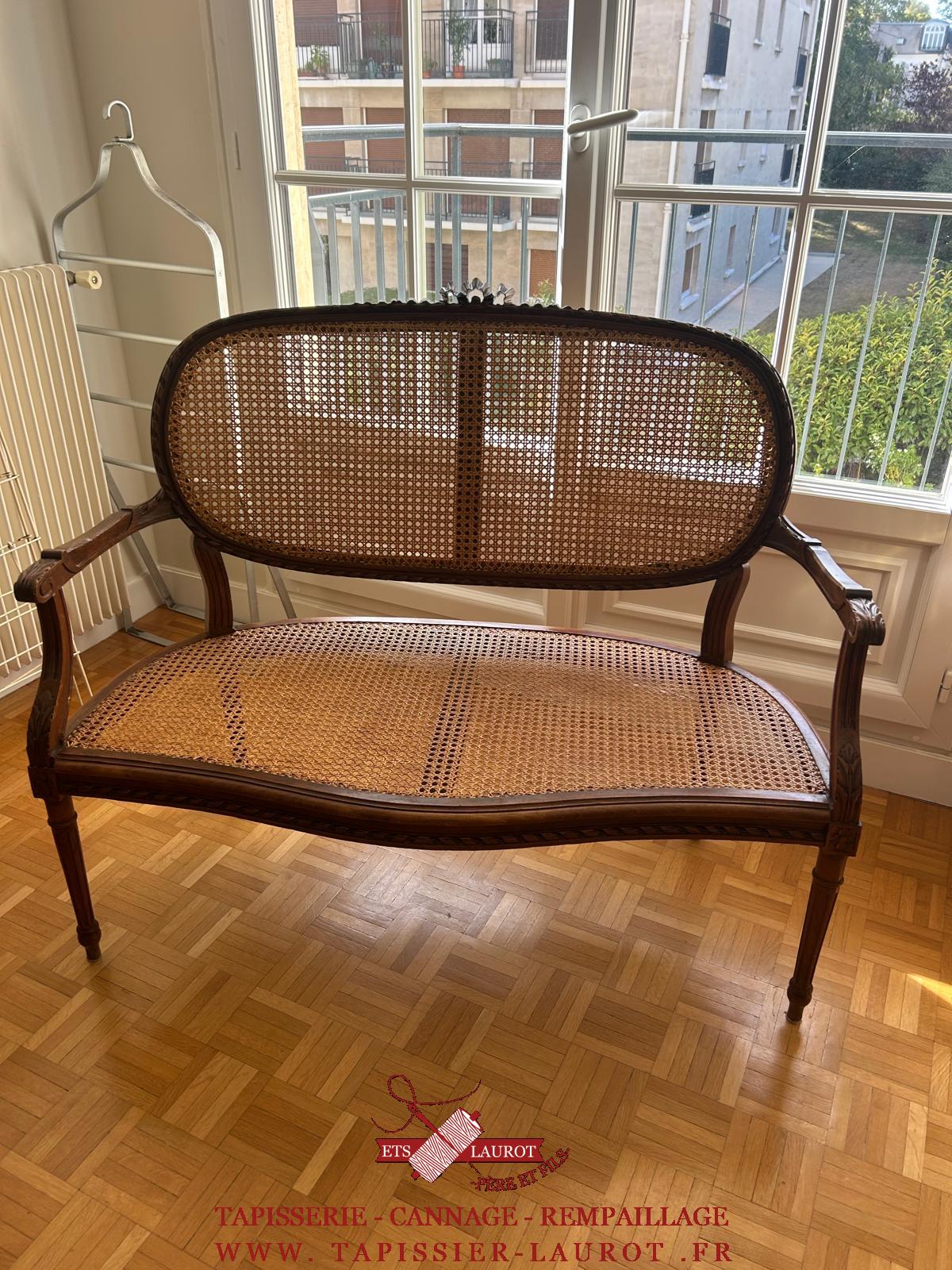 Réfection du cannage mécanique d’une banquette Louis XV à Versailles