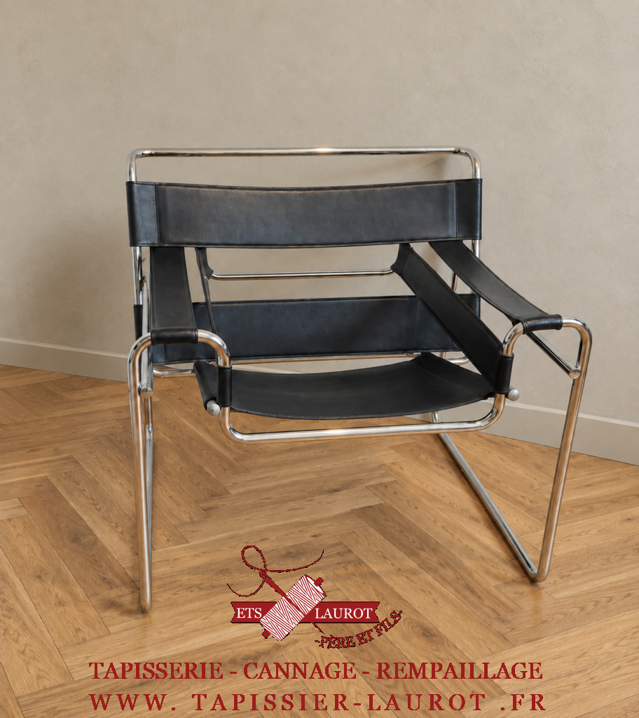 Fauteuil Wassily B3 de Marcel Breuer en cuir noir et structure chromée après réfection