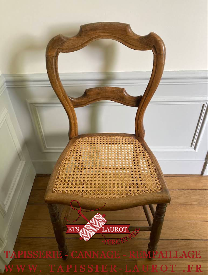 Chaise ancienne en bois avec assise cannée restaurée à Eaubonne par Tapissier Laurot