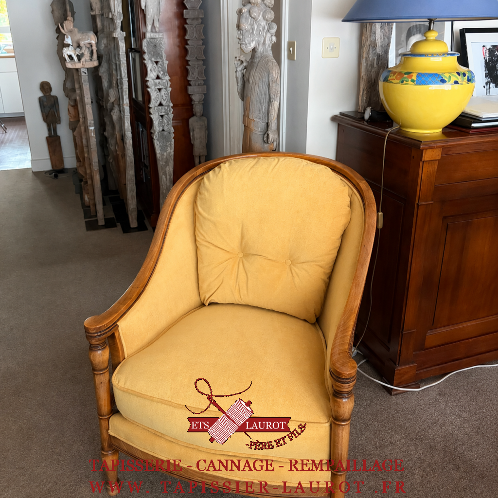 Fauteuil ancien en bois restauré et recouvert d’un tissu jaune par Tapissier Laurot à Chatou