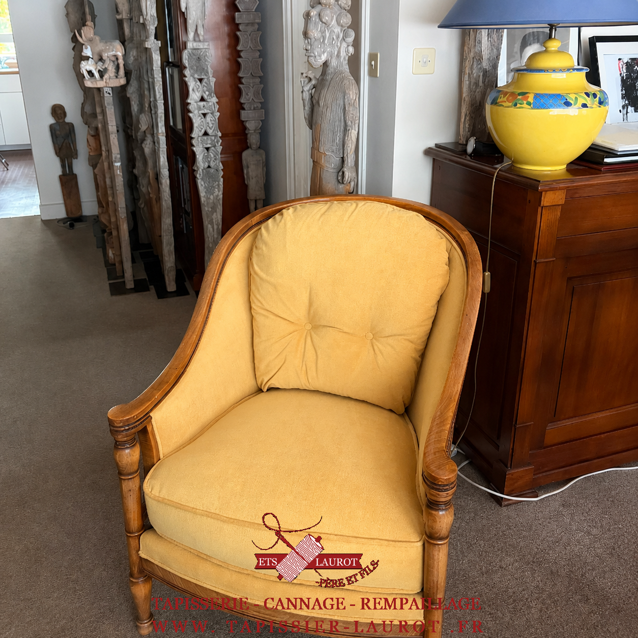 Fauteuil ancien en bois restauré et recouvert d’un tissu jaune par Tapissier Laurot à Chatou