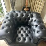 Fauteuil Chesterfield en cuir noir capitonné restauré par Tapissier Laurot à Versailles Légende