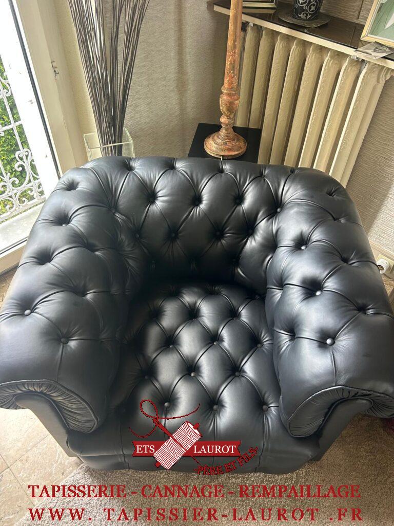 Fauteuil Chesterfield en cuir noir capitonné restauré par Tapissier Laurot à Versailles Légende
