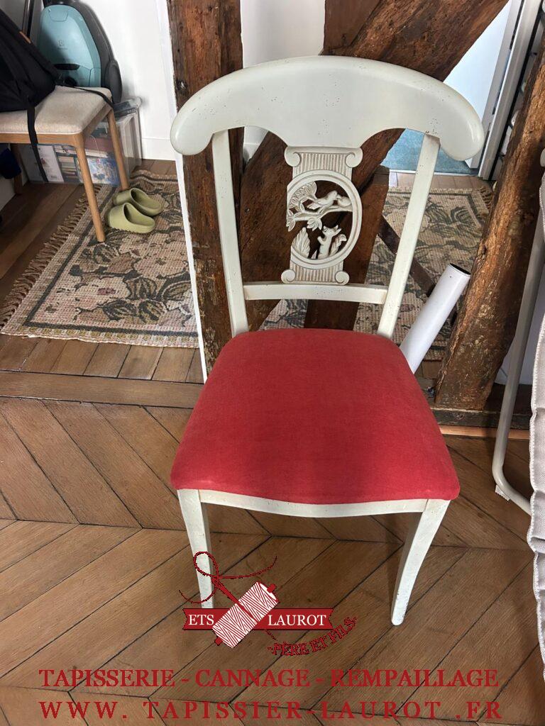 Chaise à dossier ajouré après réfection avec une assise recouverte d’un tissu rouge uni
