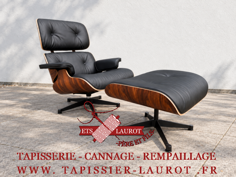 Fauteuil Eames Lounge Chair en cuir noir avec Ottoman sur terrasse devant un mur blanc