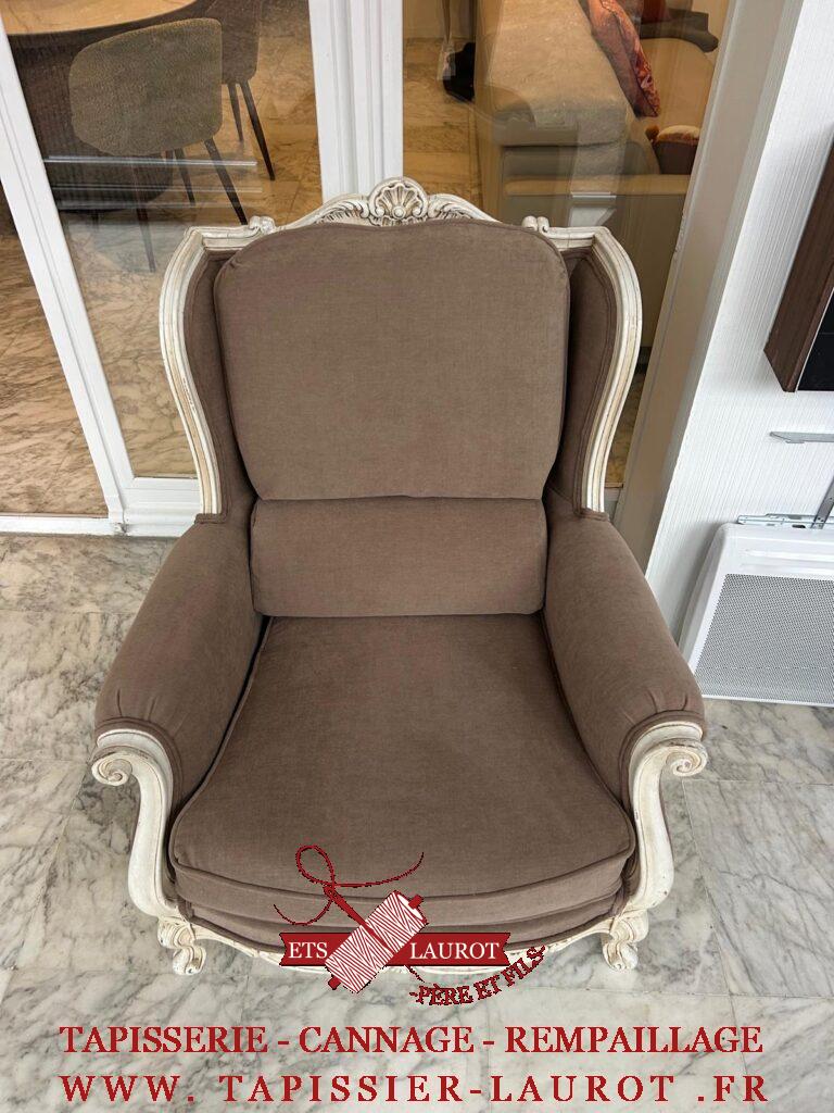 Bergère de style Louis XV avant réfection à Taverny, avec tissu clair usé et boiseries sculptées.